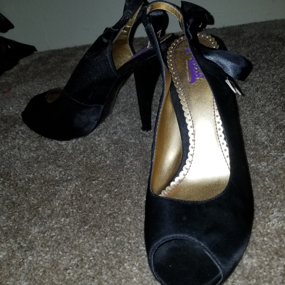 Hale Bob black heels with strappy back and bow - Picture 2 of 5